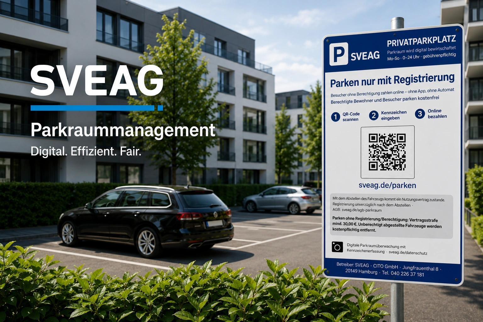SVEAG Parkraummanagement – Parkschild mit QR-Code auf einem bewirtschafteten Privatparkplatz vor einer Wohnanlage