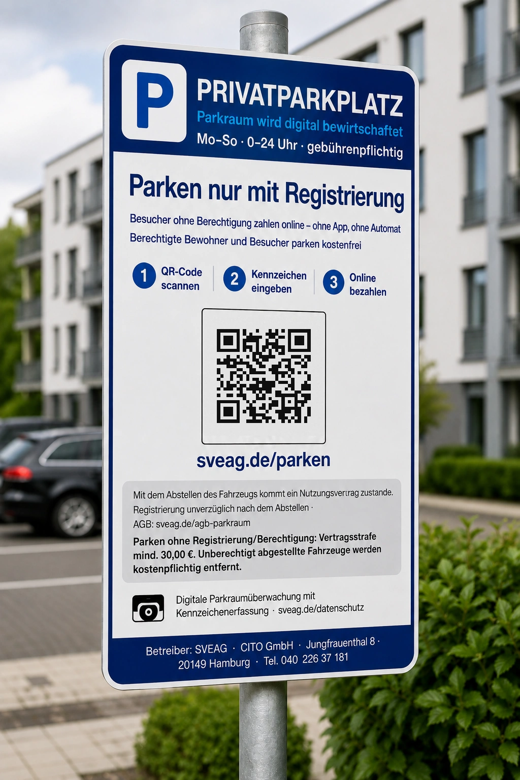 SVEAG Parkschild mit QR-Code am Mast vor einer Wohnanlage – Privatparkplatz, Zahlung per QR-Code